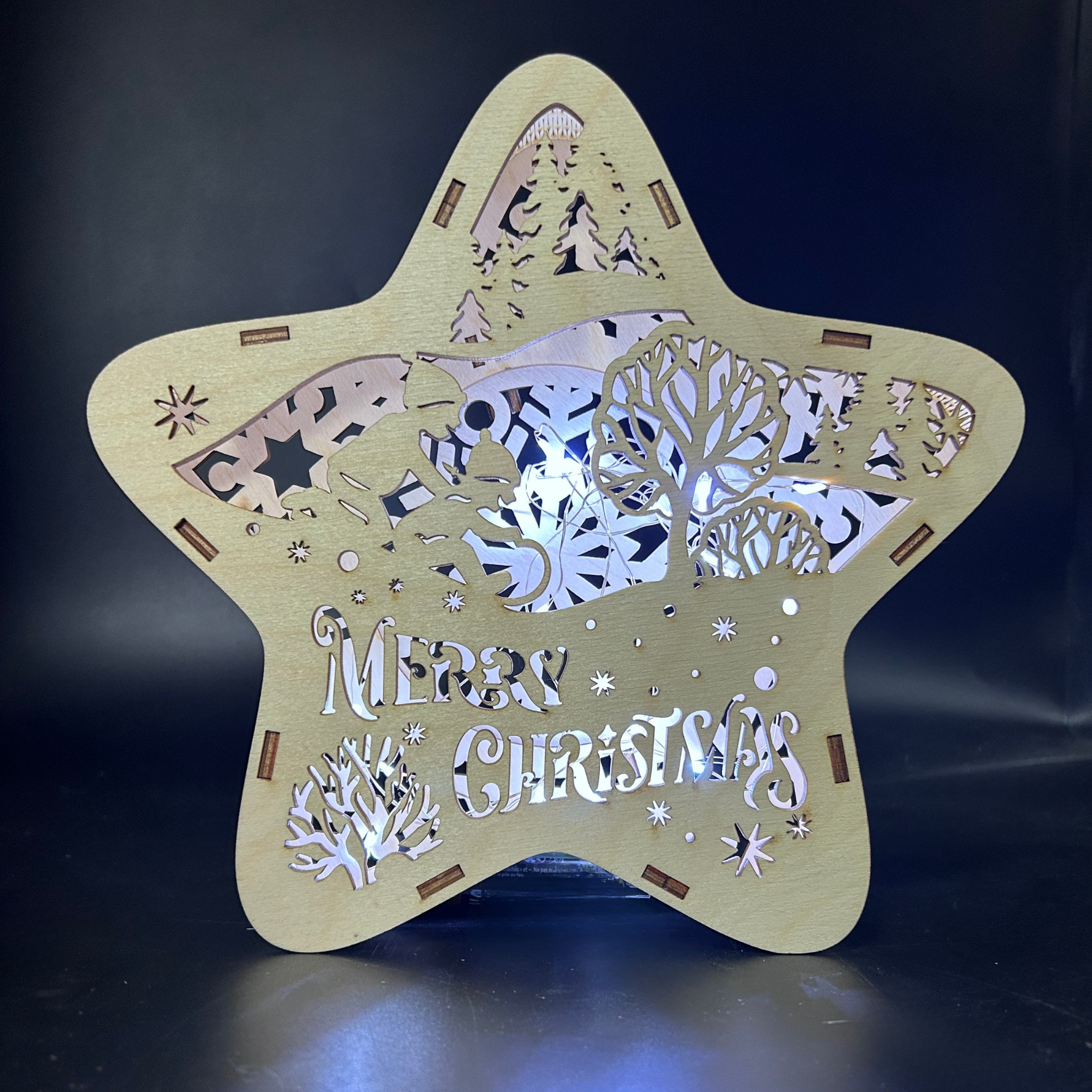 Lampion świąteczny Gwiazda - Merry Christmas dzieci na sankach 3 Zakręcone Sznurki Lampion świąteczny Gwiazda - Merry Christmas dzieci na sankach